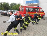 Tauziehen: Kinder gegen Feuerwehr