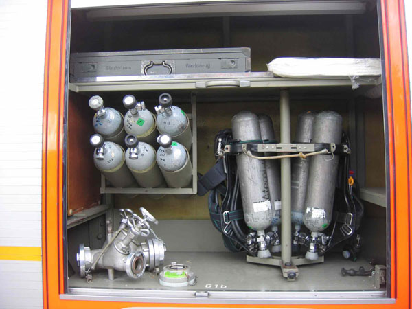 Blick in den Geräteraum G3:

mit weiteren 2 Atemschutzgeräten, Atemschutzersatzflaschen, Verteiler, Werkzeuge für Strom