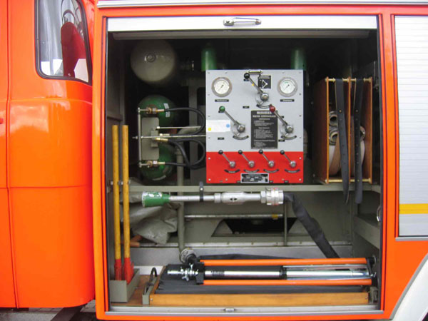 Blick in den Geräteraum G5:

mit dem 2. Schnellangriff für Pulver, Feuerwehraxt, Leitstand für Pulverlöscheinrichtung, sowie die Druckflaschen für die Pulverversorgung