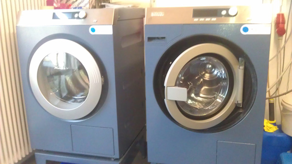 Links der Wäschetrocker und rechts die Waschmaschine für die Einsatzkleidung